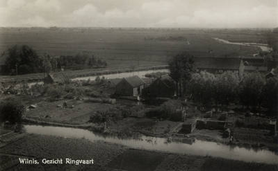 15297 Overzicht van de ringvaart en de ten noorden daarvan gelegen polders te Wilnis uit het zuidwesten; met op de ...